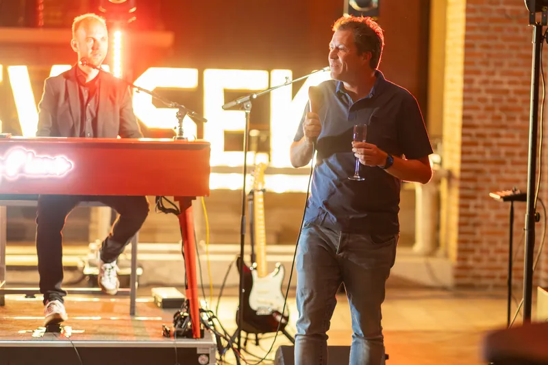 Live band met pianist tijdens een bedrijfsfeest in een oude kapel