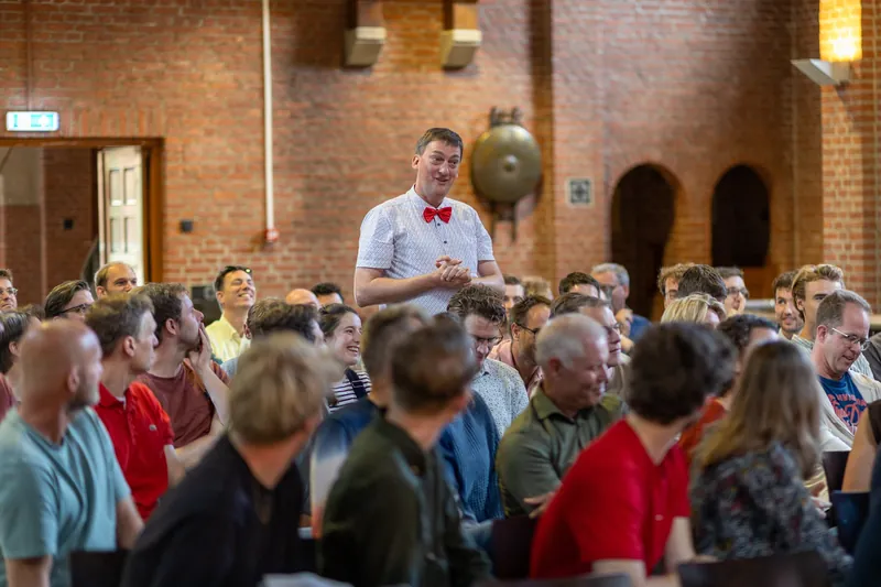 Ontvangst bij een bedrijfsfeest met koffie, thee en jus in een lichte zaal