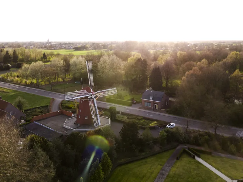 Dronefoto van een molen in het gouden avondlicht