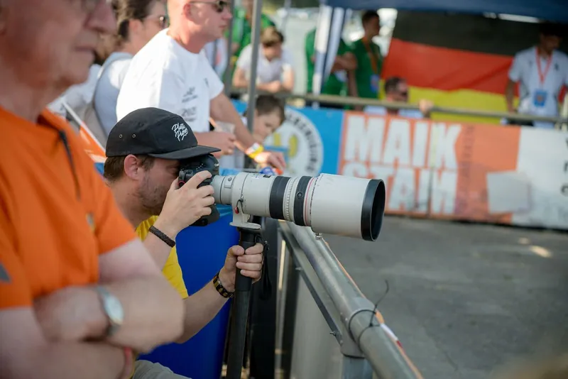 Niels van Tongerloo fotografeert een sportwedstrijd met een telelens op een monopod