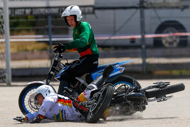 Motoballspeler valt na een botsing tijdens het EK motoball