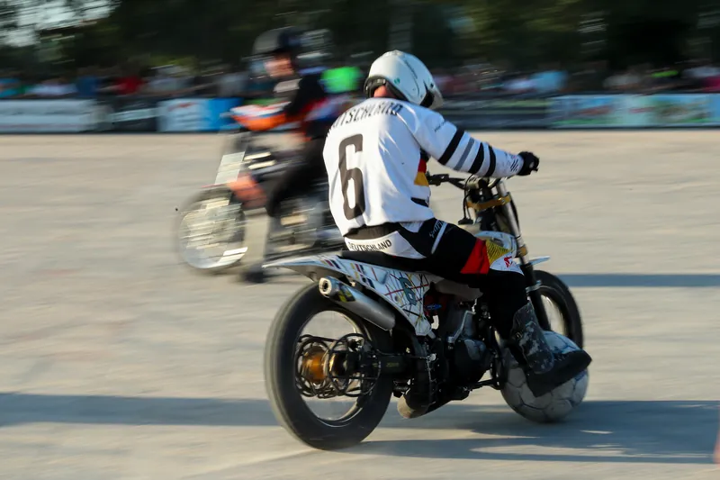 Motoballspeler met rugnummer 6 in volle snelheid op de motor