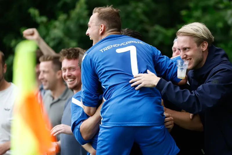 Voetballers vieren feest na een doelpunt