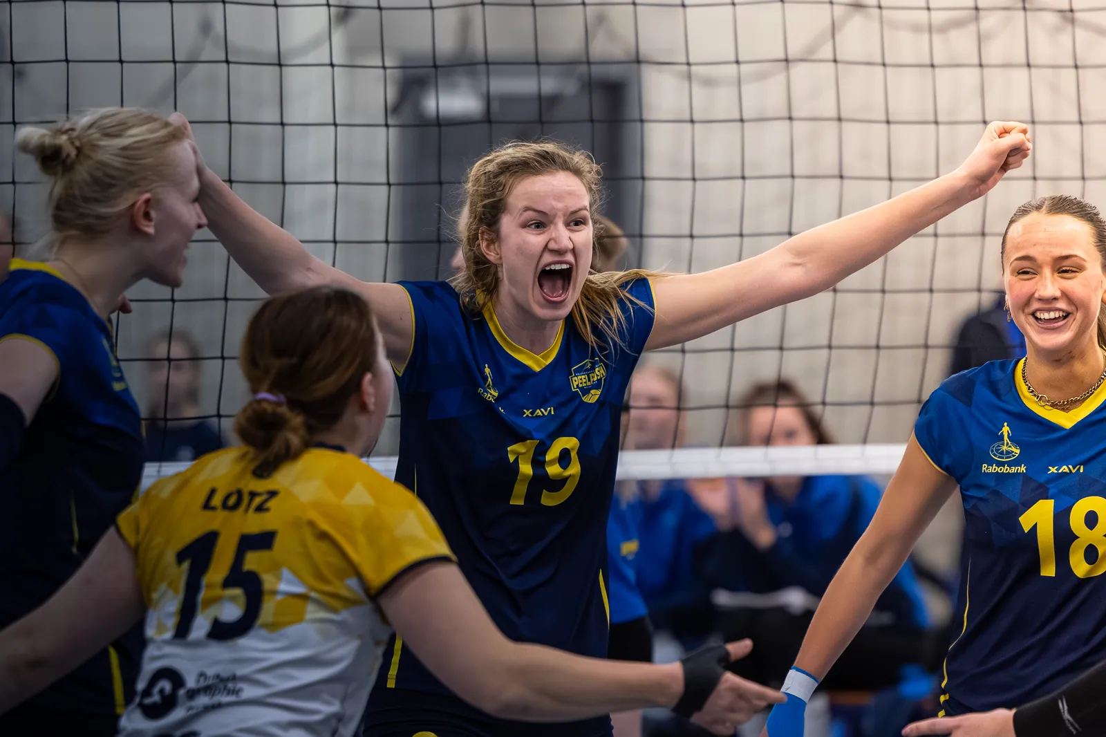 Volleybalspeelsters juichen na een gewonnen punt