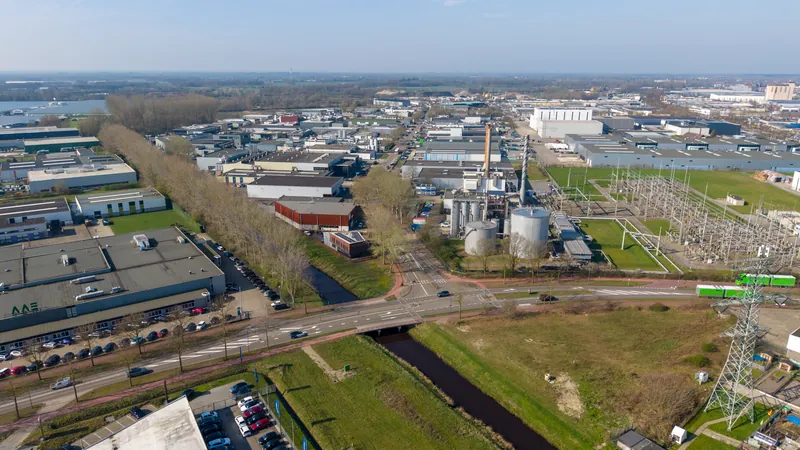Dronepanorama van een bedrijventerrein met bedrijfspanden, water en wegen